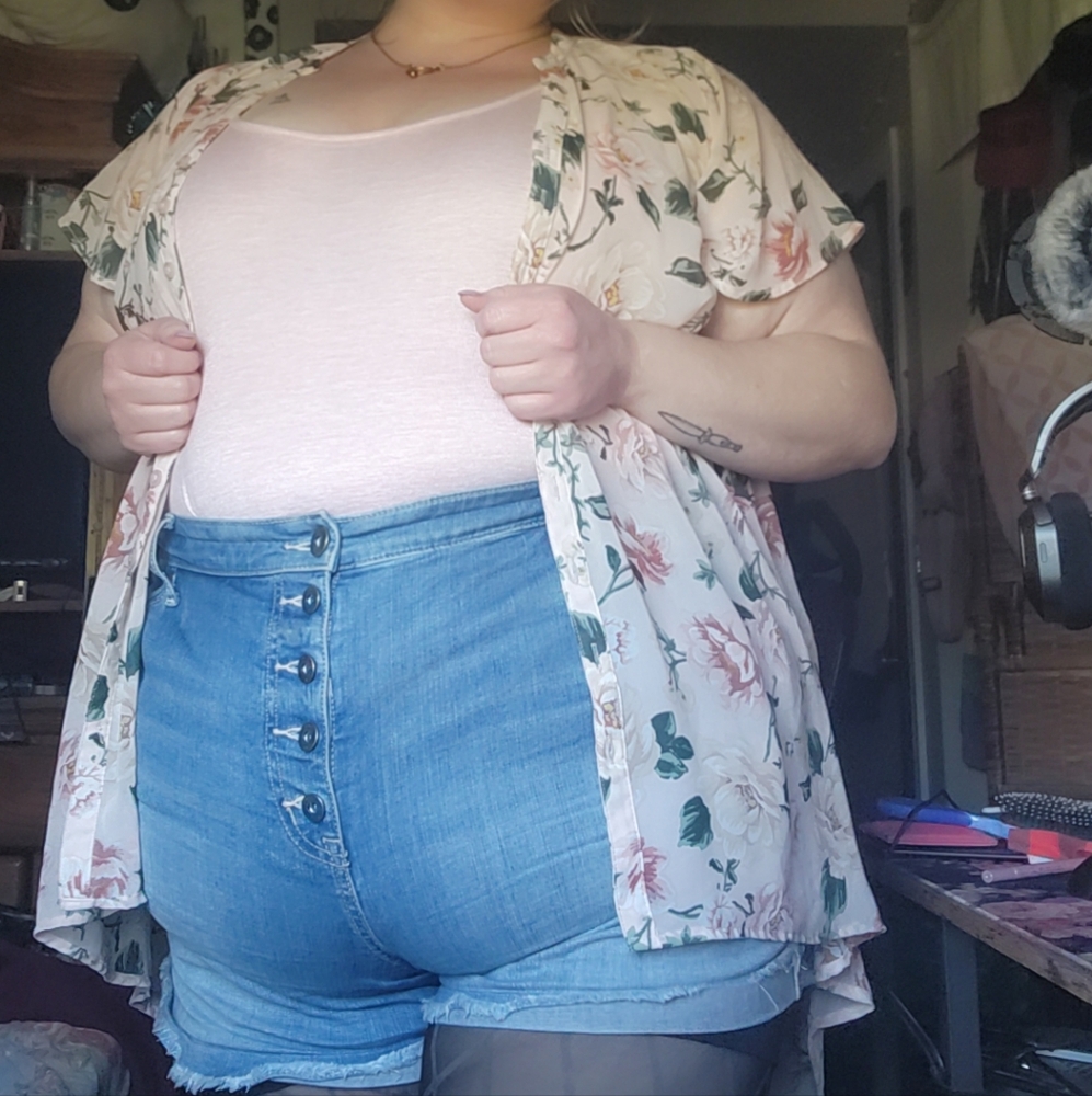 Torrid Floral Pink and White Tunic Top - Picture 4 of 4